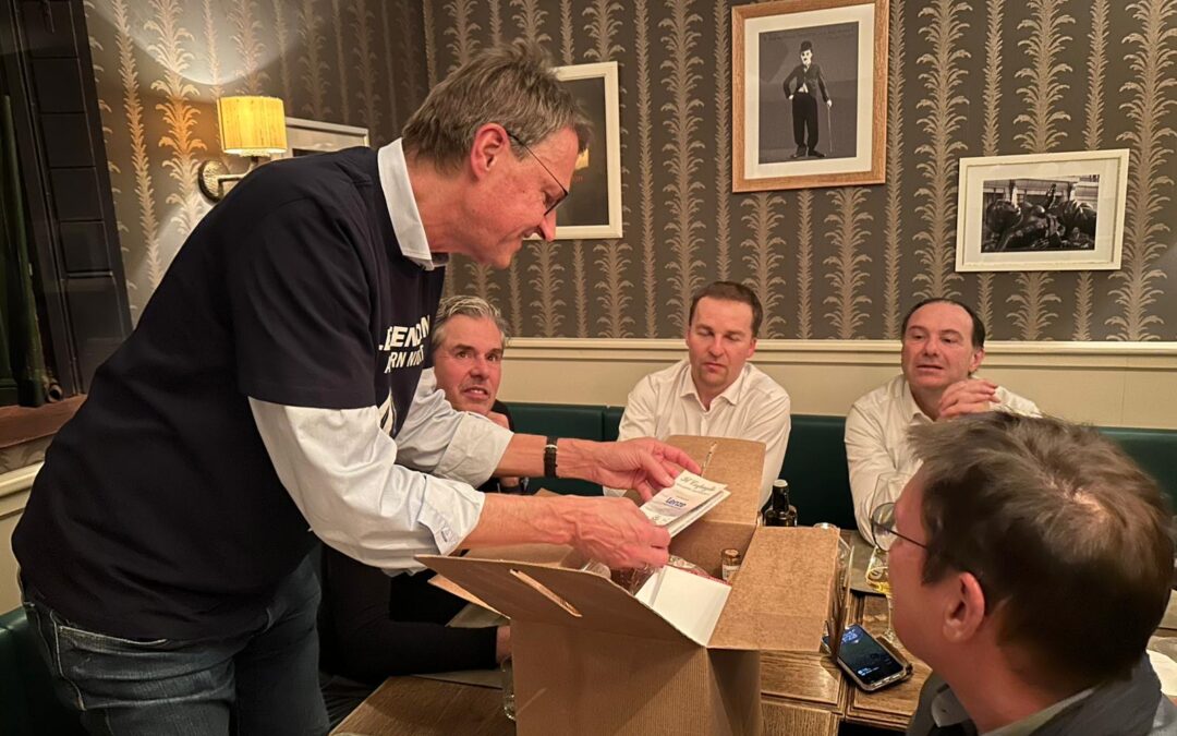 Monaco di Baviera dicembre 2024: Il Cespuglio ringrazia il socio sostenitore Lenze con prodotti tipici e un’opera d’arte del territorio Vestino